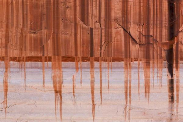 UT, Glen Canyon Sandstone with varnish stains